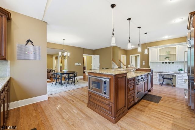 8 Ridgeline Dr, Washington Twp., NJ 07853
