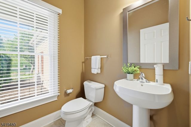 8 Ridgeline Dr, Washington Twp., NJ 07853