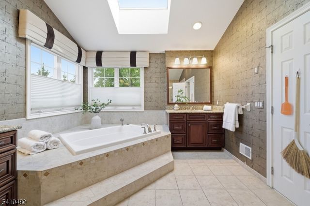 8 Ridgeline Dr, Washington Twp., NJ 07853