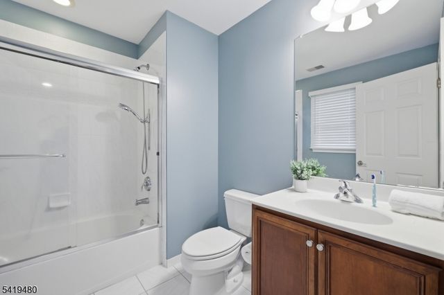 8 Ridgeline Dr, Washington Twp., NJ 07853