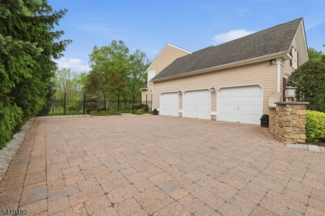 8 Ridgeline Dr, Washington Twp., NJ 07853