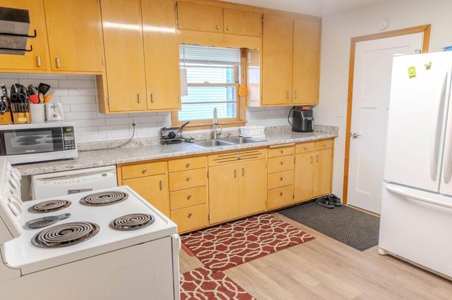 421 S 18th Street S, Moorhead, MN 56560