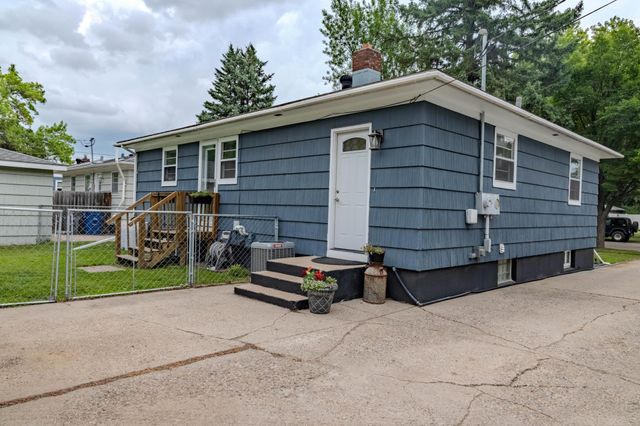 421 S 18th Street S, Moorhead, MN 56560