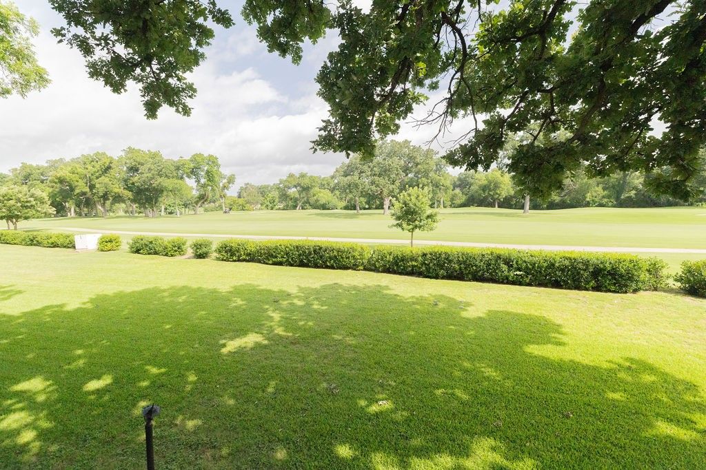 Image 17 of property listing at 4042 Ridglea Country Club Drive 1107, Fort Worth, TX 76126
