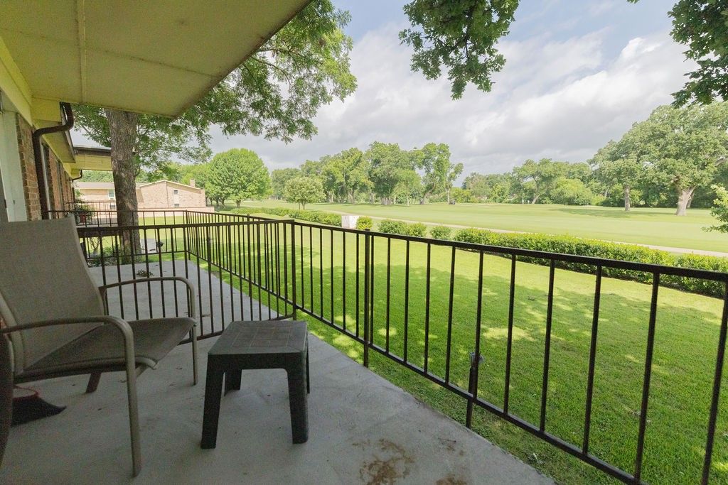Image 18 of property listing at 4042 Ridglea Country Club Drive 1107, Fort Worth, TX 76126
