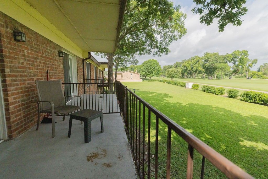 Image 19 of property listing at 4042 Ridglea Country Club Drive 1107, Fort Worth, TX 76126