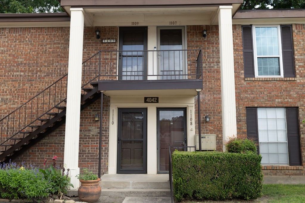 Image 2 of property listing at 4042 Ridglea Country Club Drive 1107, Fort Worth, TX 76126