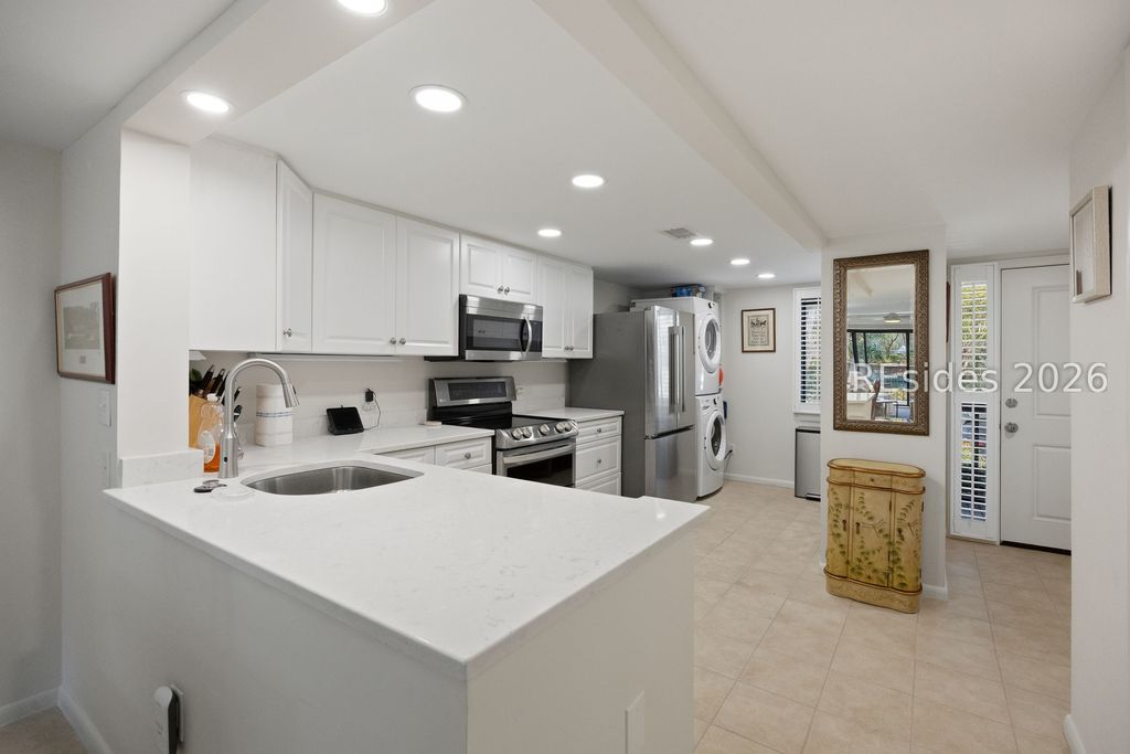 Image 4 of property listing at 85 Folly Field Rd Apt 134, Hilton Head Island, SC 29928
