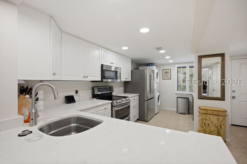 Image 6 of property listing at 85 Folly Field Rd Apt 134, Hilton Head Island, SC 29928