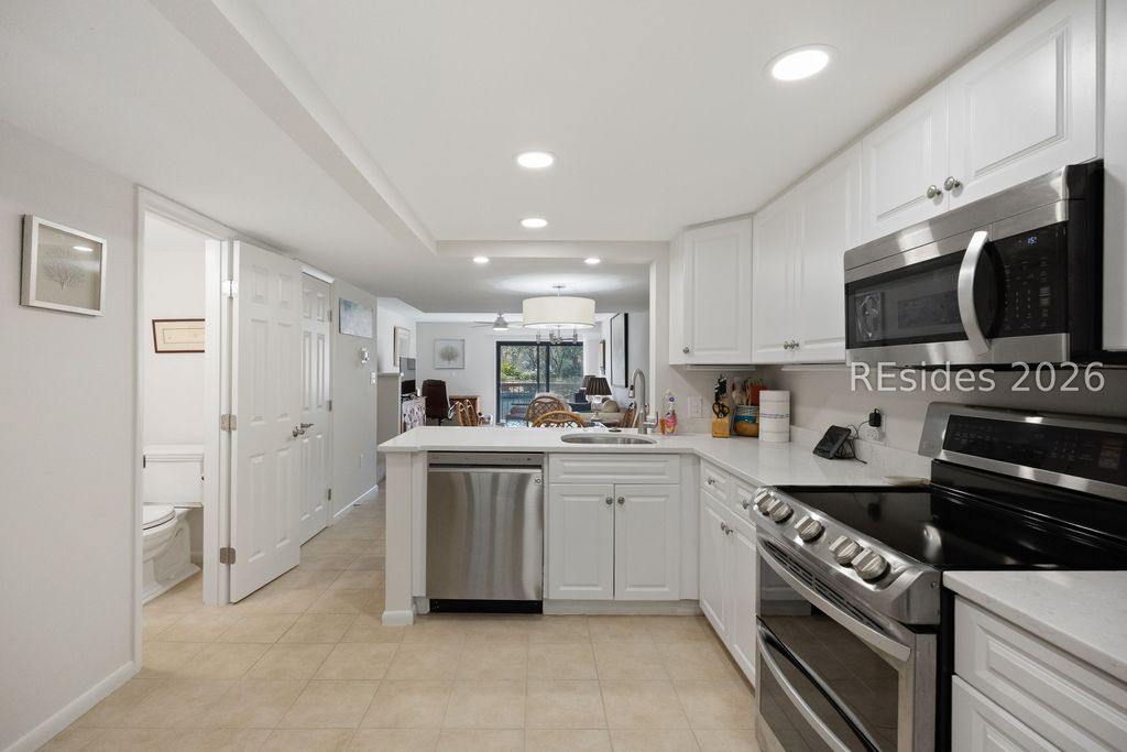 Image 8 of property listing at 85 Folly Field Rd Apt 134, Hilton Head Island, SC 29928