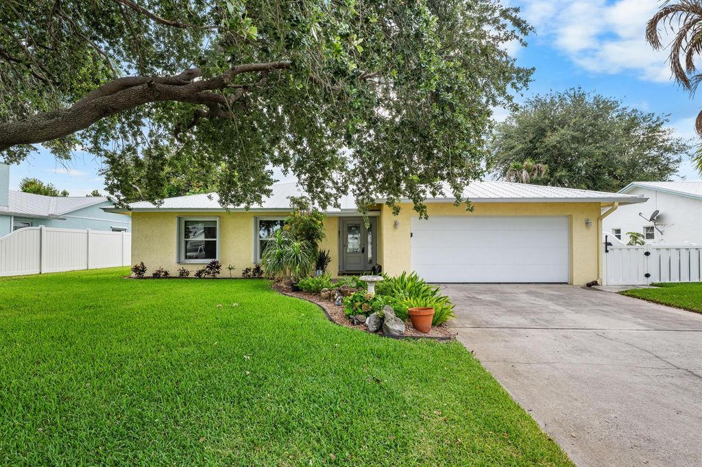 8974 SE Bobo Court, Hobe Sound, FL 33455