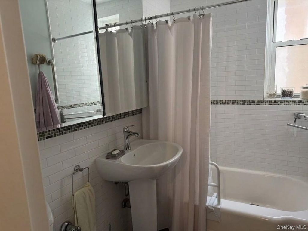 74-45 Yellowstone Boulevard 5E, Rego Park, NY 11374 — photo 5