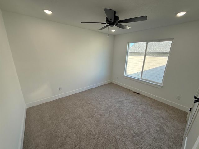 137 E Poplar Cir, Goddard, KS 67052