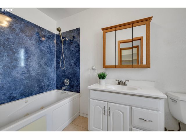 23680 S BARLOW Rd, Canby, OR 97013