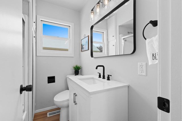 907 W OKLAHOMA STREET, Appleton, WI 54914