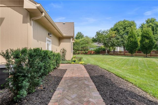 1041 SW Ellis Drive, Lee's Summit, MO 64081