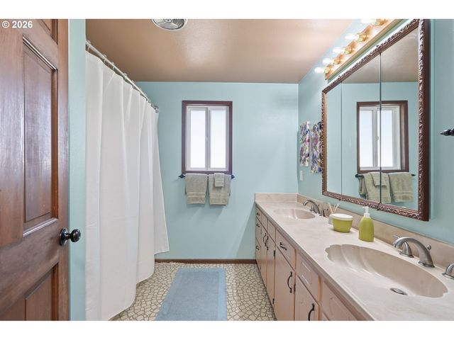 720 Ne 31ST Pl, Canby, OR 97013