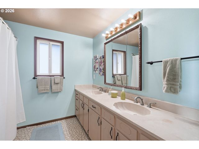 720 Ne 31ST Pl, Canby, OR 97013