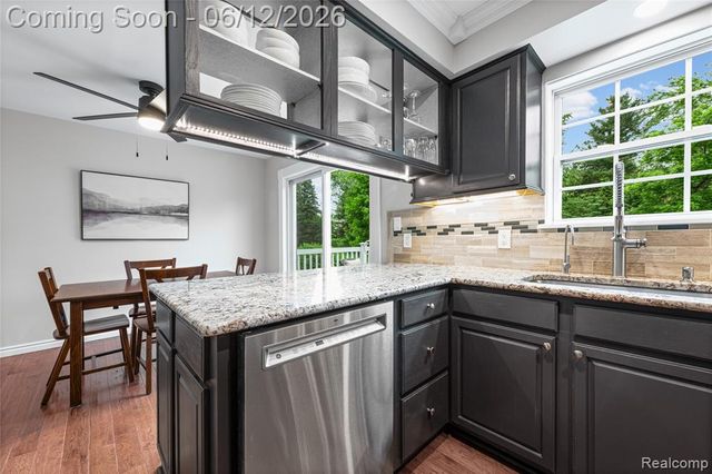 2904 Sun Terrace Drive, Hartland, MI 48353