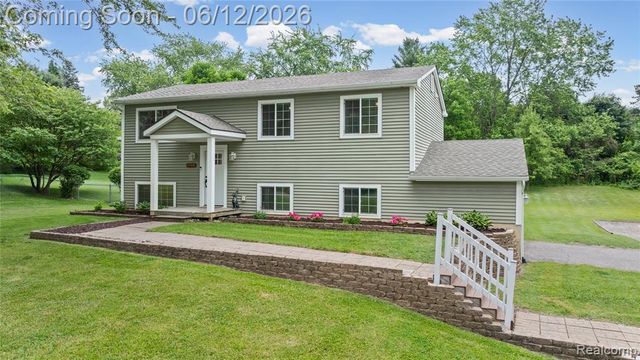 2904 Sun Terrace Drive, Hartland, MI 48353