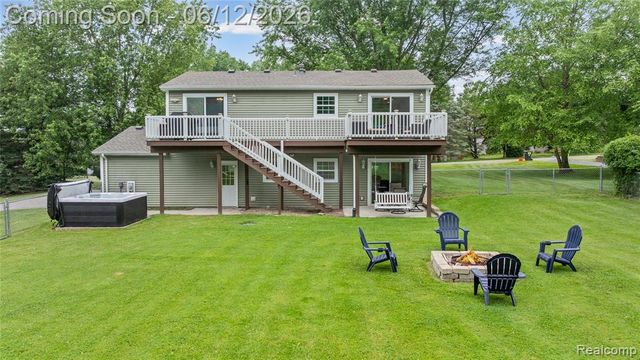 2904 Sun Terrace Drive, Hartland, MI 48353
