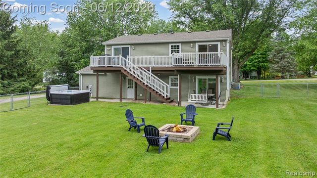 2904 Sun Terrace Drive, Hartland, MI 48353