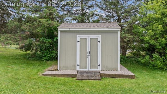 2904 Sun Terrace Drive, Hartland, MI 48353