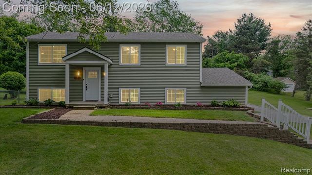 2904 Sun Terrace Drive, Hartland, MI 48353