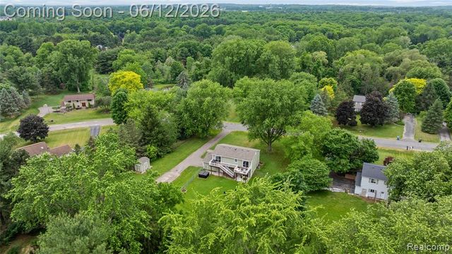 2904 Sun Terrace Drive, Hartland, MI 48353
