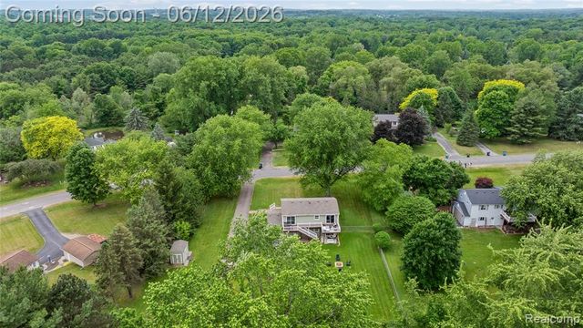 2904 Sun Terrace Drive, Hartland, MI 48353