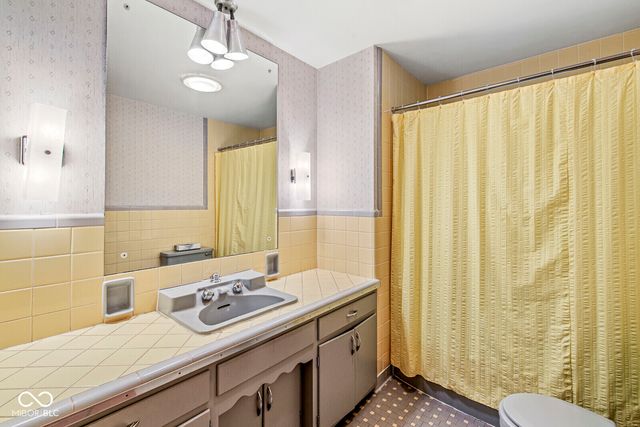 69 Highland Manor Court S, Indianapolis, IN 46228