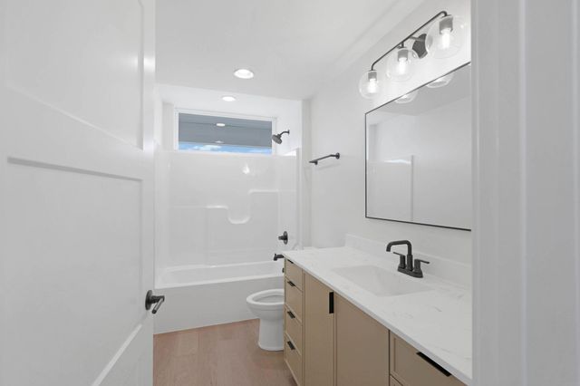 4015 Cedar Heights Drive 11, Cedar Falls, IA 50613