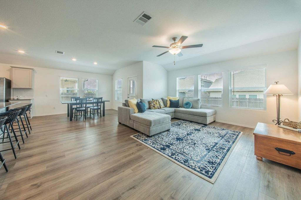 1704 Cobblecrest LN, Leander, TX 78641
