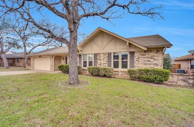 605 Steeplechase Drive, Bedford, TX 76021