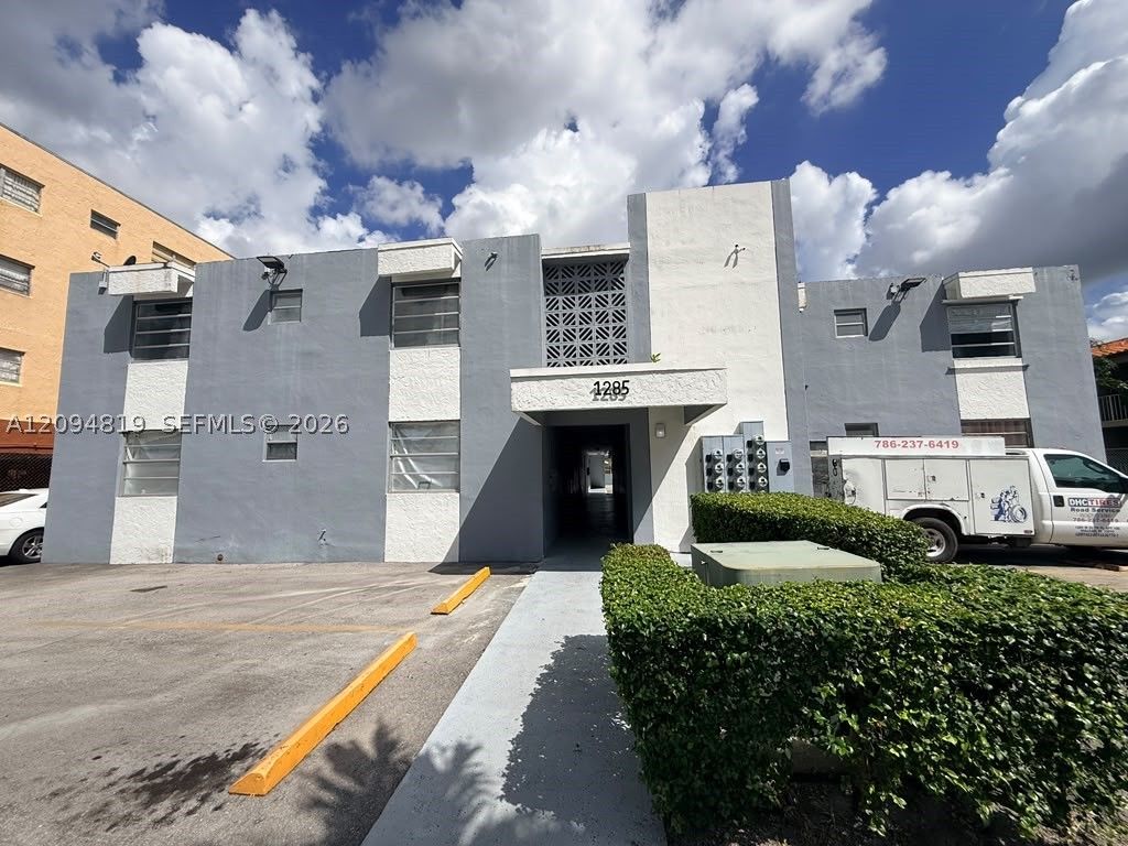 1285 W 26th Pl 205, Hialeah, FL 33010