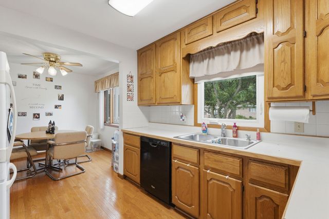 414 W 19th Avenue, Coal Valley, IL 61240