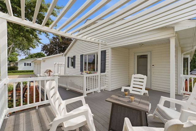 414 W 19th Avenue, Coal Valley, IL 61240
