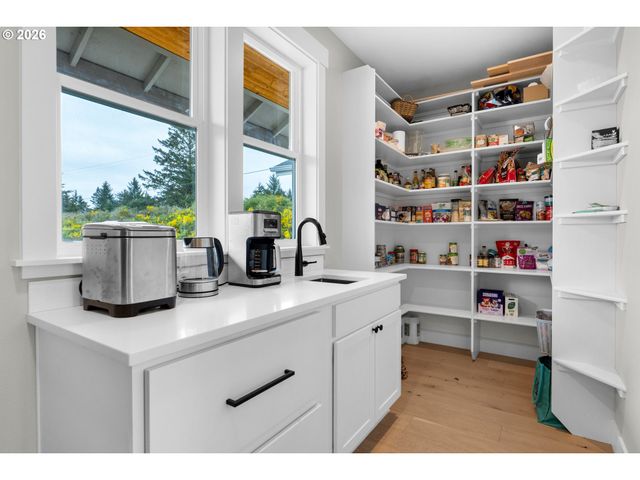 89120 ARROWHEAD Rd, Warrenton, OR 97146