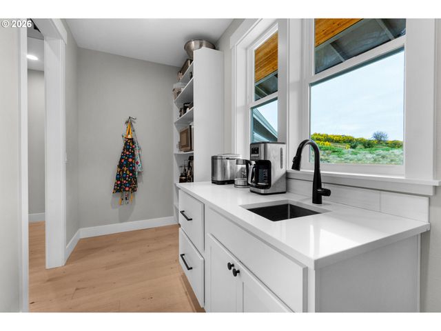 89120 ARROWHEAD Rd, Warrenton, OR 97146