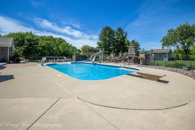 1545 Sunflower Drive, Sycamore, IL 60178