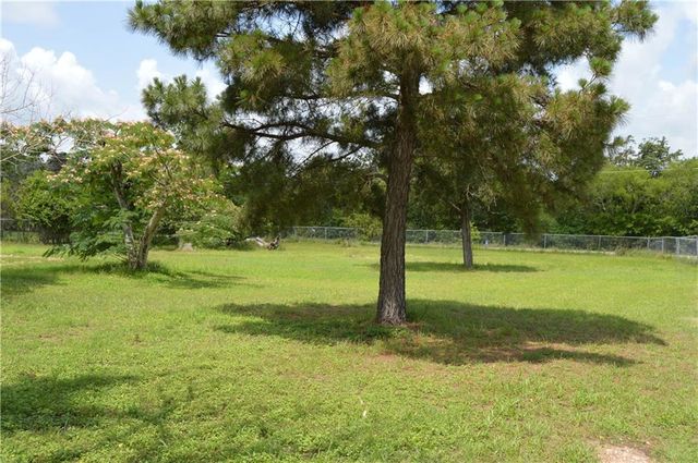 137 Colorado CIR, Cedar Creek, TX 78612