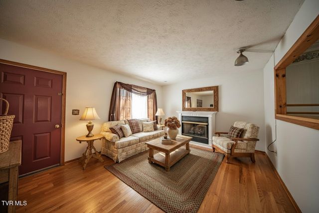 339 Bramble Ln, Dandridge, TN 37725