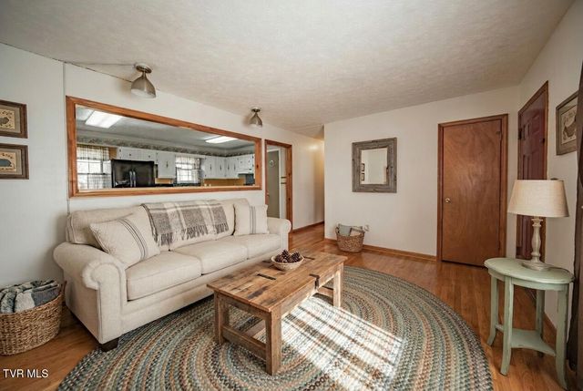 339 Bramble Ln, Dandridge, TN 37725