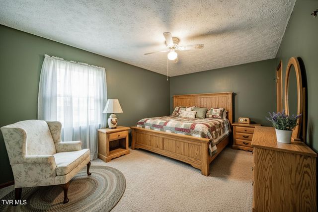 339 Bramble Ln, Dandridge, TN 37725