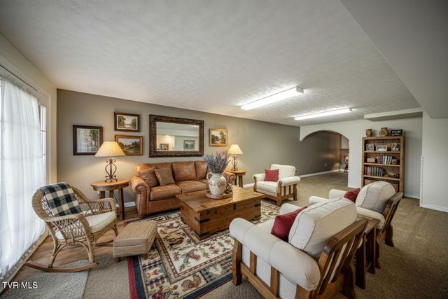 339 Bramble Ln, Dandridge, TN 37725