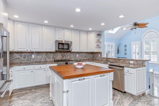 42 Old Neck Court, Manorville, NY 11949