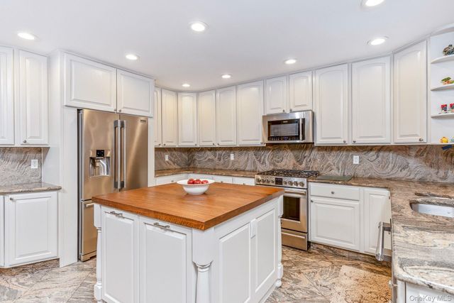 42 Old Neck Court, Manorville, NY 11949