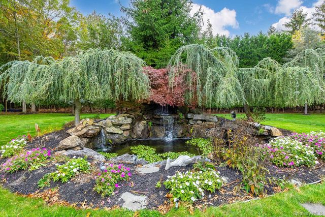 42 Old Neck Court, Manorville, NY 11949