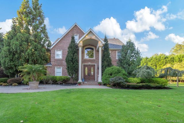 42 Old Neck Court, Manorville, NY 11949