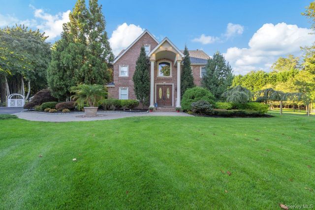 42 Old Neck Court, Manorville, NY 11949